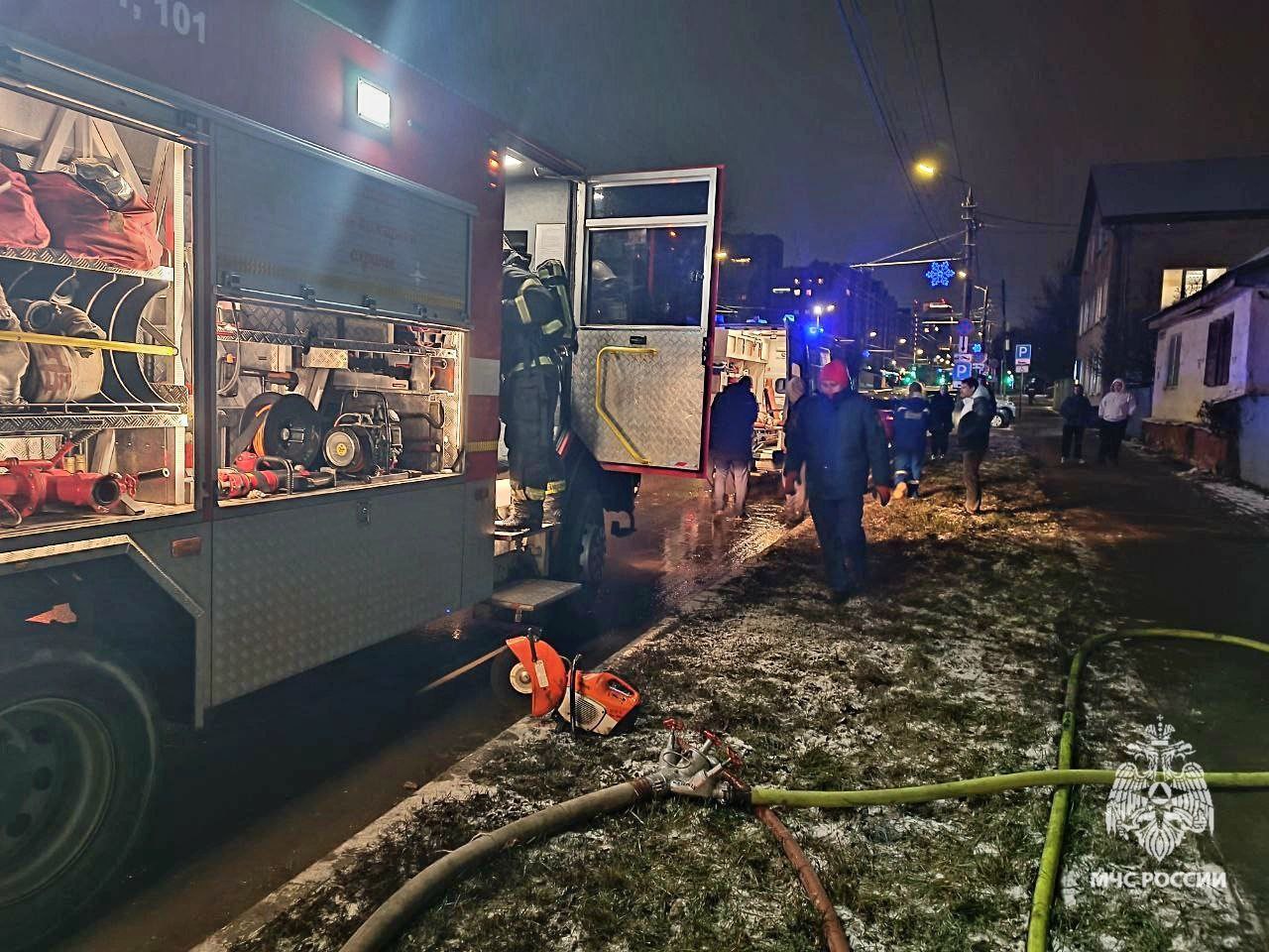 В Туле огнеборцы спасли на пожаре мужчину В Туле огнеборцы спасли на пожаре мужчину