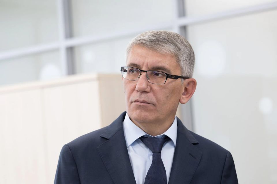 «Вот что значит: стоило губернатору споткнуться на неотремонтированных ступеньках»