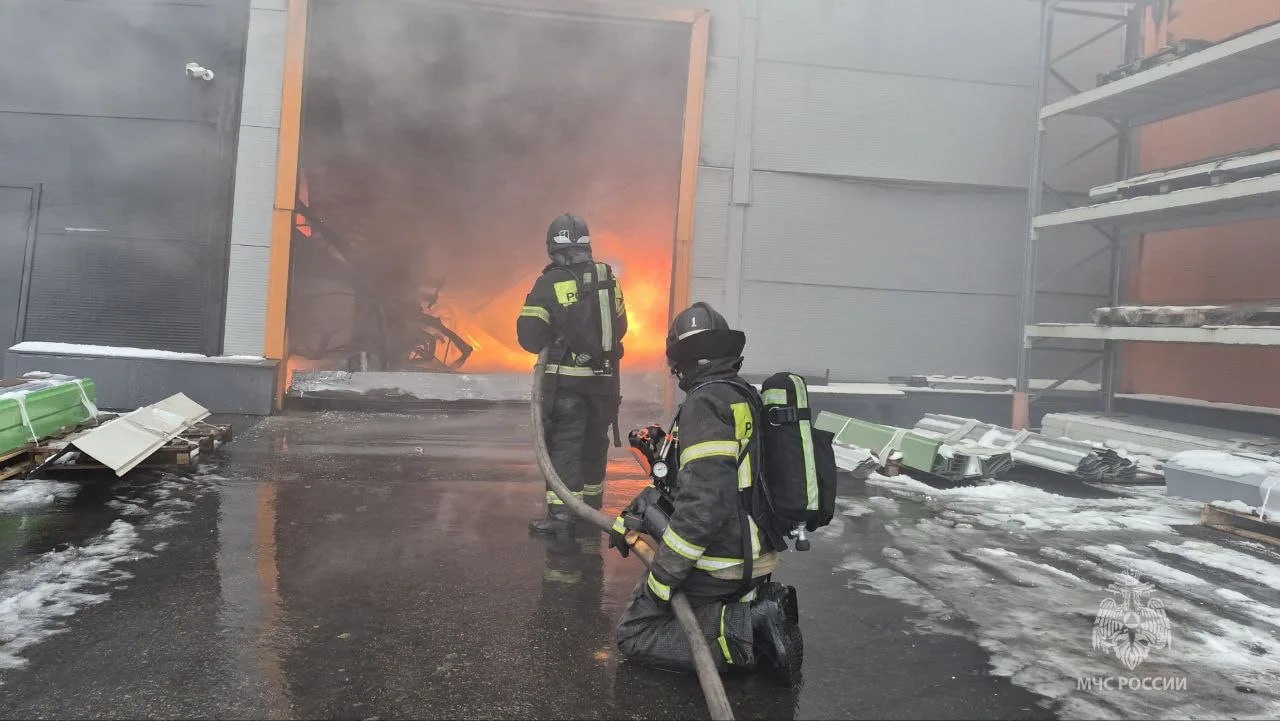 Завод по производству сендвич-панелей горит в городе Щекино Тульской области Завод по производству сендвич-панелей горит в городе Щекино Тульской области