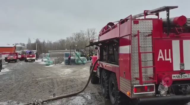 В городе Щекино Тульской области вспыхнул пожар в здании цеха по производству сендвич-панелей