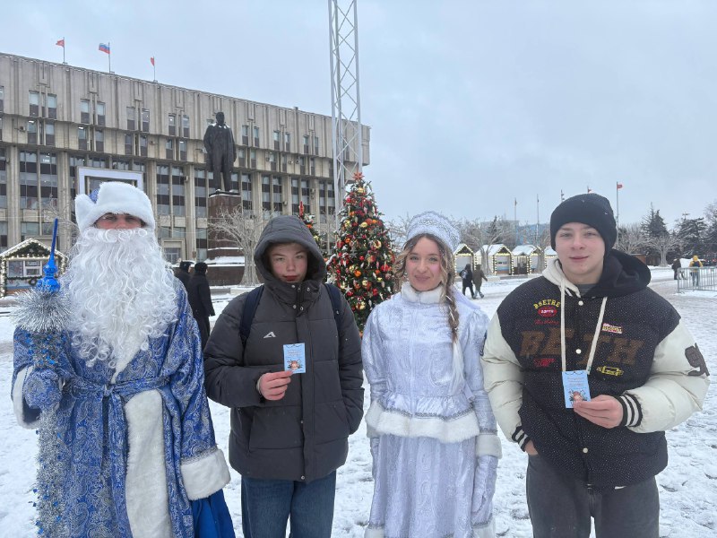 Полицейский Дед Мороз и Снегурочка управления Госавтоинспекции поздравляют Туляков и гостей города с Наступающим Новым Годом Полицейский Дед Мороз и Снегурочка управления Госавтоинспекции поздравляют Туляков и гостей города с Наступающим Новым Годом
