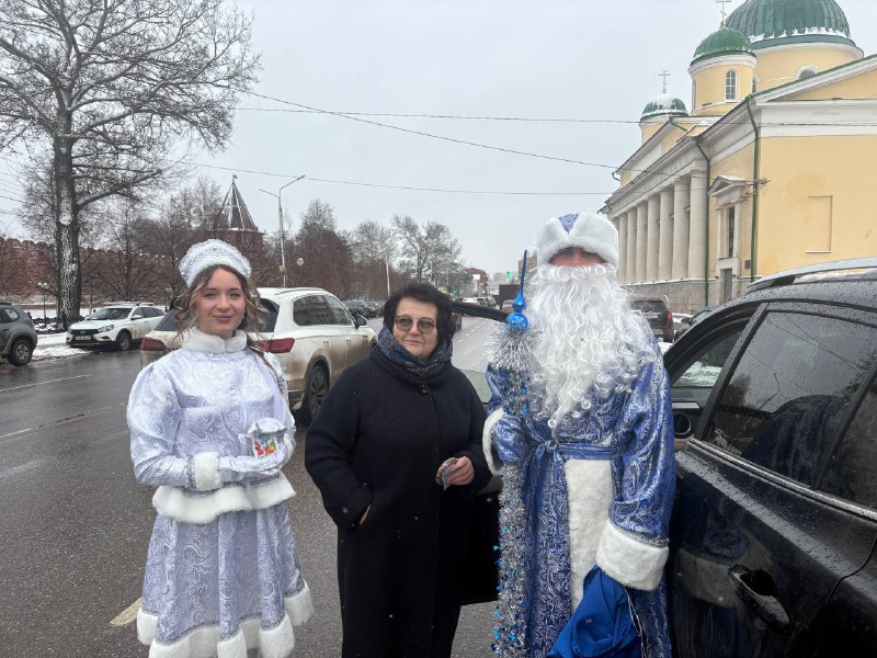 Полицейский Дед Мороз и Снегурочка управления Госавтоинспекции поздравляют Туляков и гостей города с Наступающим Новым Годом Полицейский Дед Мороз и Снегурочка управления Госавтоинспекции поздравляют Туляков и гостей города с Наступающим Новым Годом