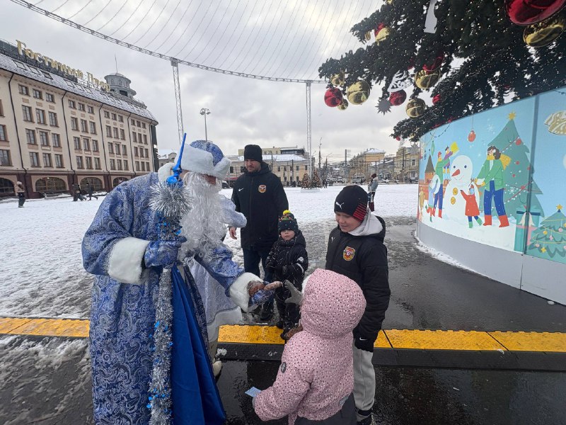 Полицейский Дед Мороз и Снегурочка управления Госавтоинспекции поздравляют Туляков и гостей города с Наступающим Новым Годом Полицейский Дед Мороз и Снегурочка управления Госавтоинспекции поздравляют Туляков и гостей города с Наступающим Новым Годом