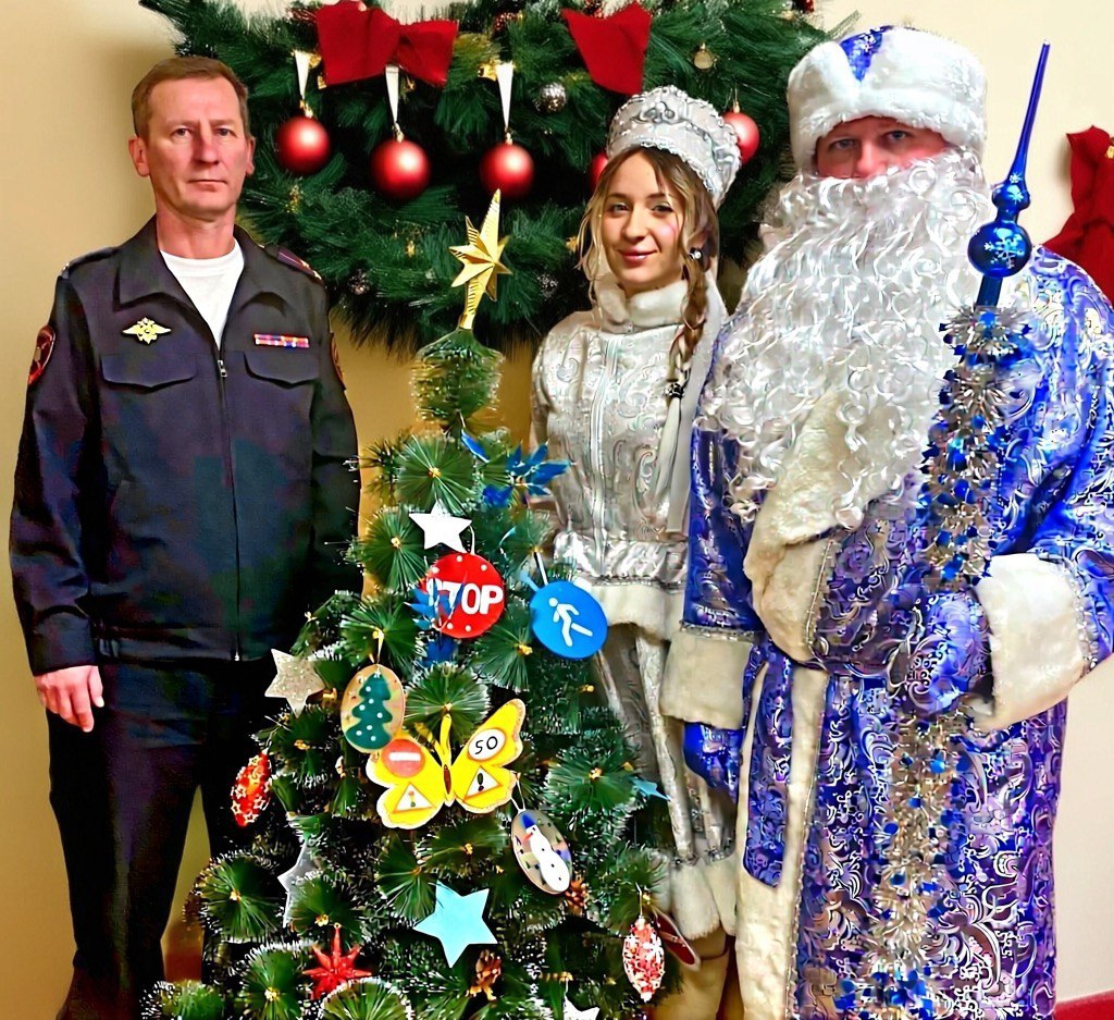 Полицейский Дед Мороз и Снегурочка управления Госавтоинспекции поздравляют Туляков и гостей города с Наступающим Новым Годом