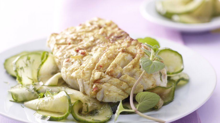 Филе минтая с освежающим огуречным салатом