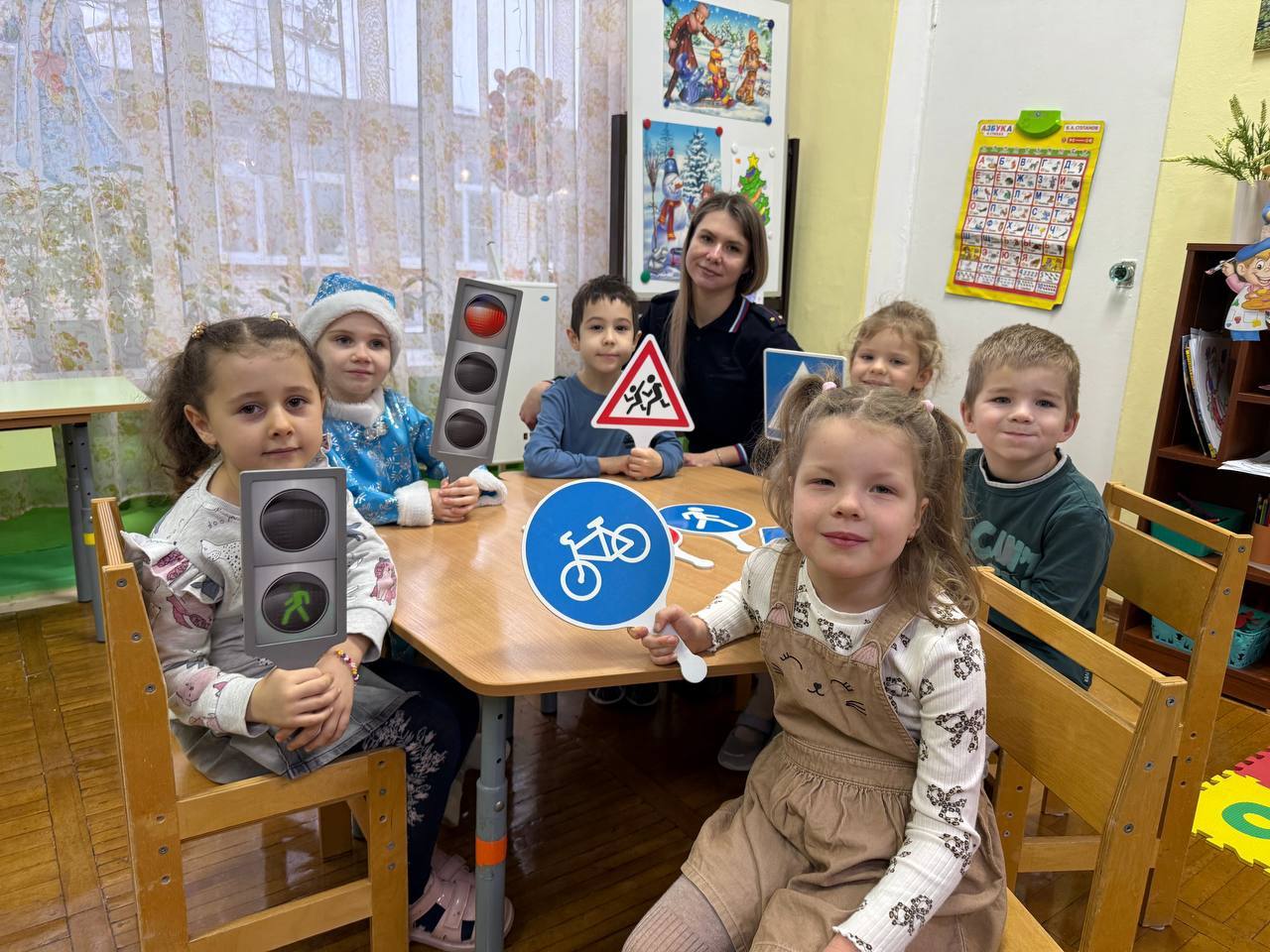 Новогоднее чудо в детском саду №52:сотрудники Госавтоинспекции, волонтеры, ПДД и елка-волшебница! Новогоднее чудо в детском саду №52:сотрудники Госавтоинспекции, волонтеры, ПДД и елка-волшебница!