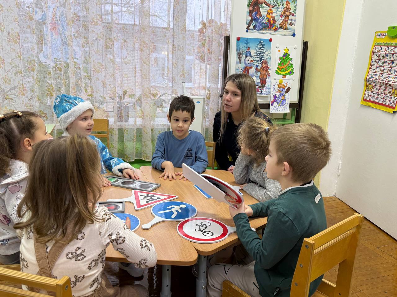 Новогоднее чудо в детском саду №52:сотрудники Госавтоинспекции, волонтеры, ПДД и елка-волшебница! Новогоднее чудо в детском саду №52:сотрудники Госавтоинспекции, волонтеры, ПДД и елка-волшебница!