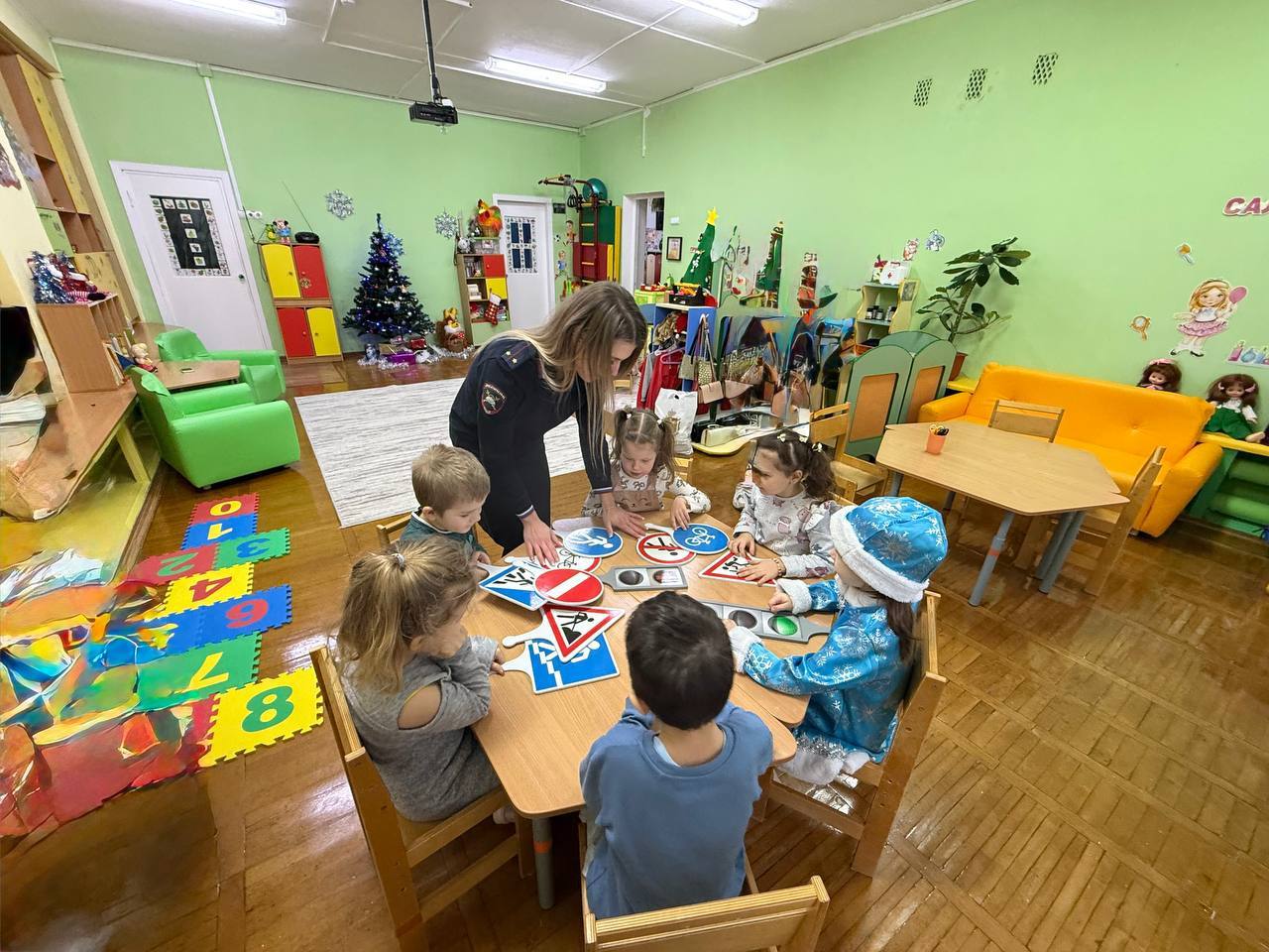 Новогоднее чудо в детском саду №52:сотрудники Госавтоинспекции, волонтеры, ПДД и елка-волшебница!