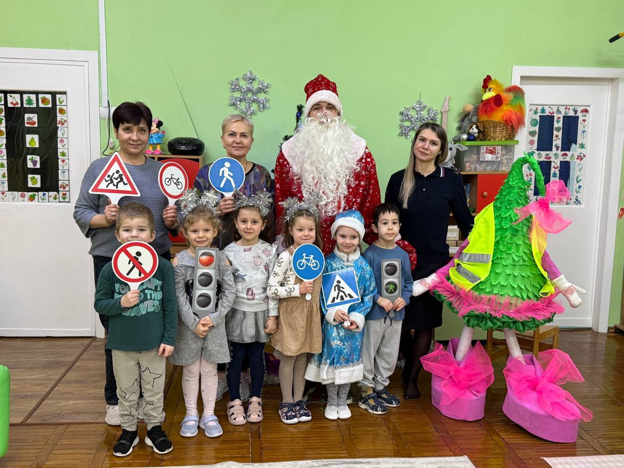 Новогоднее чудо в детском саду №52:сотрудники Госавтоинспекции, волонтеры, ПДД и елка-волшебница! Новогоднее чудо в детском саду №52:сотрудники Госавтоинспекции, волонтеры, ПДД и елка-волшебница!