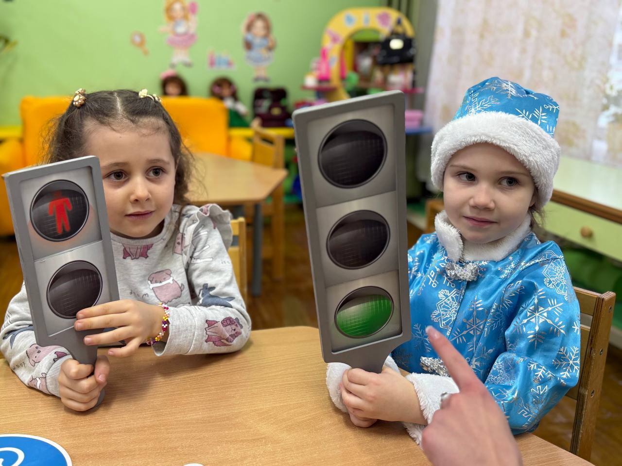 Новогоднее чудо в детском саду №52:сотрудники Госавтоинспекции, волонтеры, ПДД и елка-волшебница! Новогоднее чудо в детском саду №52:сотрудники Госавтоинспекции, волонтеры, ПДД и елка-волшебница!