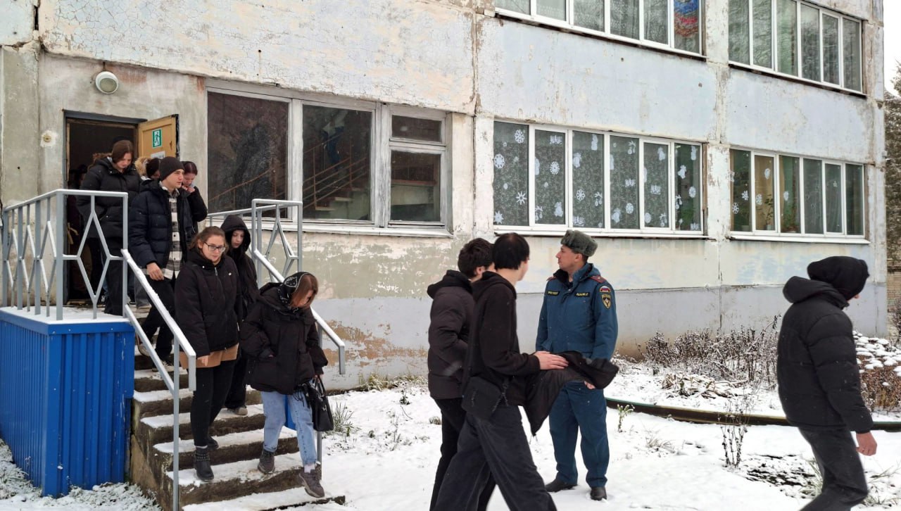 В Веневе спасатели напомнили школьникам, как правильно эвакуироваться, а взрослым - правила пожарной безопасности В Веневе спасатели напомнили школьникам, как правильно эвакуироваться, а взрослым - правила пожарной безопасности
