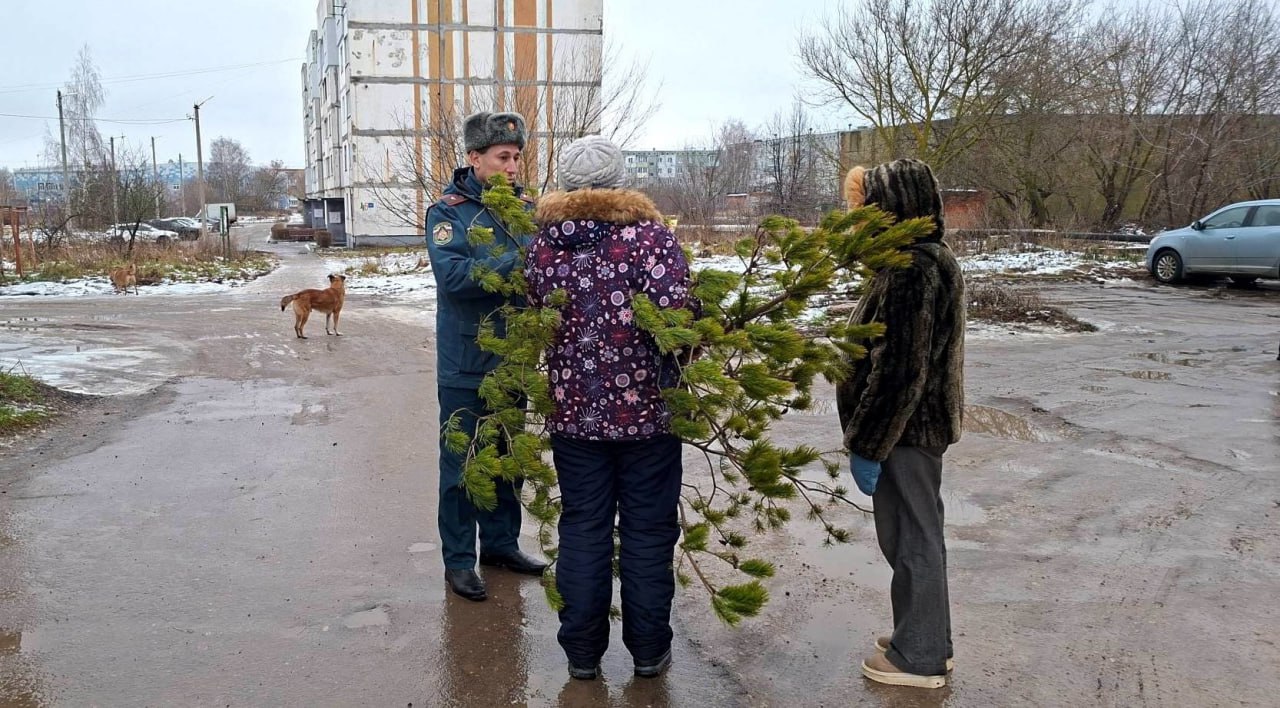 В Веневе спасатели напомнили школьникам, как правильно эвакуироваться, а взрослым - правила пожарной безопасности В Веневе спасатели напомнили школьникам, как правильно эвакуироваться, а взрослым - правила пожарной безопасности