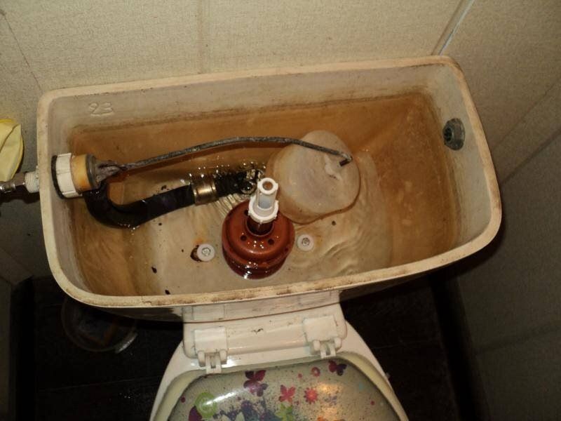 Эффективные методы очистки бачка унитаза от ржавчины и извести