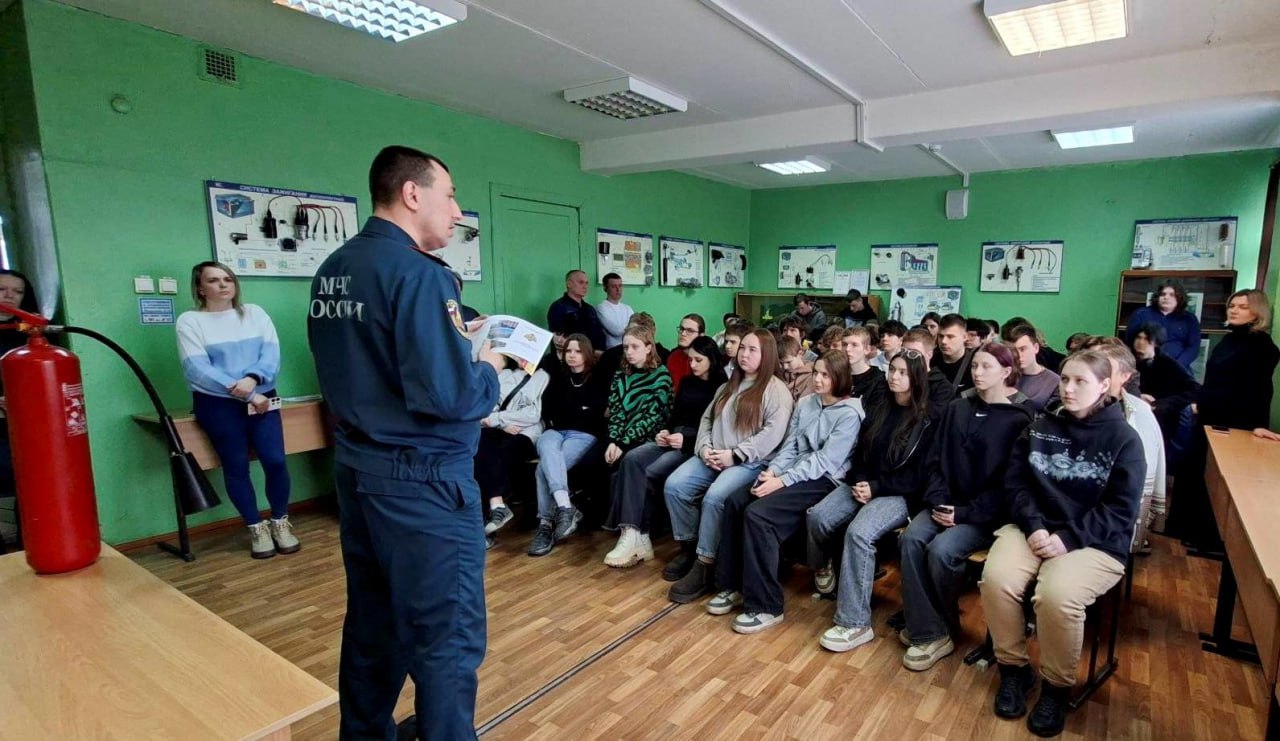 В Веневе спасатели напомнили школьникам, как правильно эвакуироваться, а взрослым - правила пожарной безопасности В Веневе спасатели напомнили школьникам, как правильно эвакуироваться, а взрослым - правила пожарной безопасности