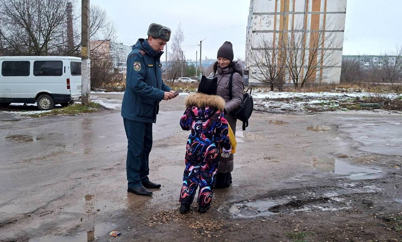 В Веневе спасатели напомнили школьникам, как правильно эвакуироваться, а взрослым - правила пожарной безопасности В Веневе спасатели напомнили школьникам, как правильно эвакуироваться, а взрослым - правила пожарной безопасности