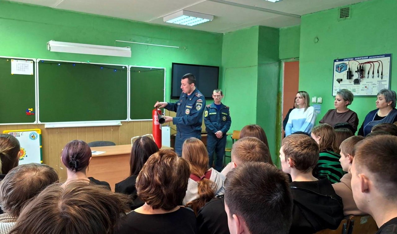 В Веневе спасатели напомнили школьникам, как правильно эвакуироваться, а взрослым - правила пожарной безопасности В Веневе спасатели напомнили школьникам, как правильно эвакуироваться, а взрослым - правила пожарной безопасности