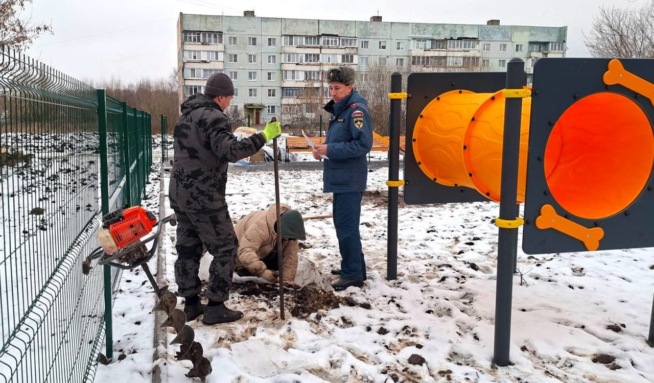 В Веневе спасатели напомнили школьникам, как правильно эвакуироваться, а взрослым - правила пожарной безопасности