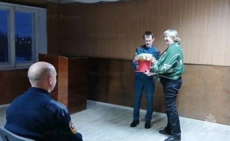 Веневские спасатели проводили на заслуженный отдых коллегу