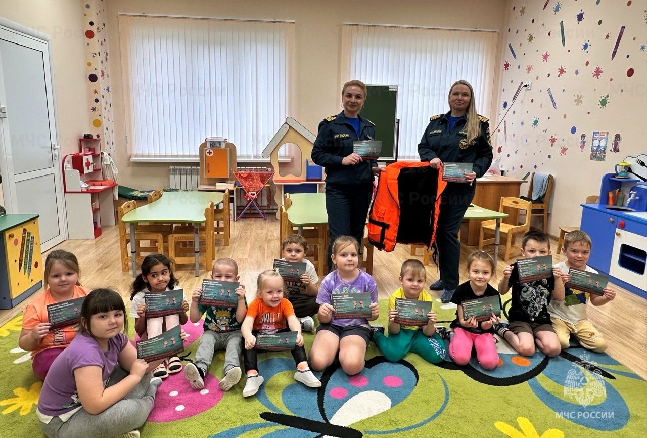 Об опасности выхода на лед водоемов детям напомнили сотрудники МЧС России Об опасности выхода на лед водоемов детям напомнили сотрудники МЧС России