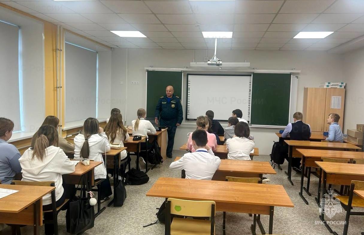 Об опасности выхода на лед водоемов детям напомнили сотрудники МЧС России Об опасности выхода на лед водоемов детям напомнили сотрудники МЧС России