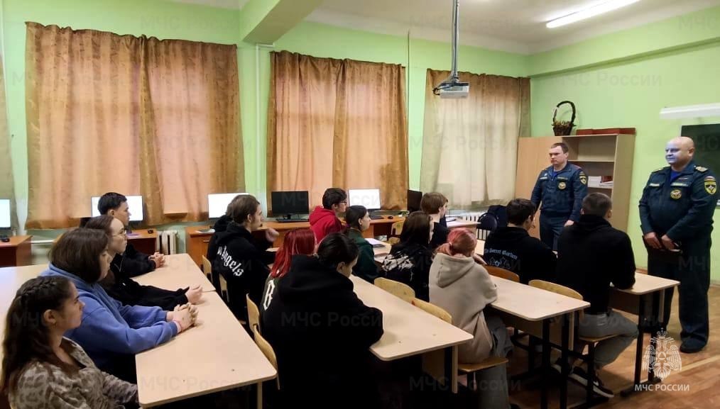 Об опасности выхода на лед водоемов детям напомнили сотрудники МЧС России Об опасности выхода на лед водоемов детям напомнили сотрудники МЧС России