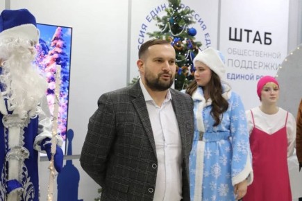 Заместитель председателя Тульской городской Думы Борис Воловатов побывал на новогоднем представлении в Штабе общественной поддержки в Тульской области