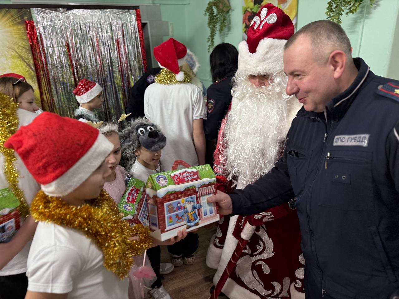 В рамках акции «Полицейский Дед Мороз» сотрудники Госавтоинспекции Тульской и Курской области посетили подшефный детский дом В рамках акции «Полицейский Дед Мороз» сотрудники Госавтоинспекции Тульской и Курской области посетили подшефный детский дом