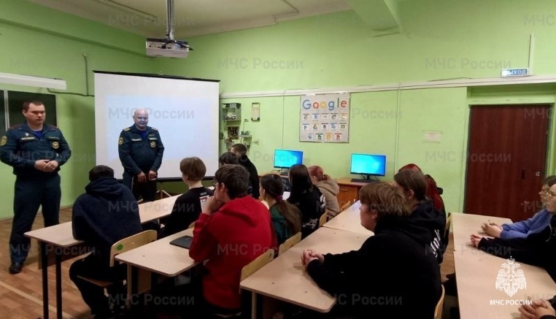 В преддверии новогодних каникул спасатели обучили юных жителей Новомосковска, Одоева и Арсеньева правилам безопасности В преддверии новогодних каникул спасатели обучили юных жителей Новомосковска, Одоева и Арсеньева правилам безопасности