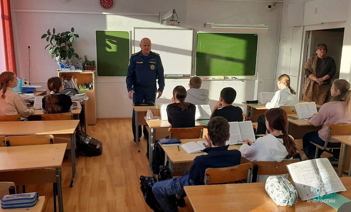 Об опасности выхода на лед водоемов детям напомнили сотрудники МЧС России Об опасности выхода на лед водоемов детям напомнили сотрудники МЧС России