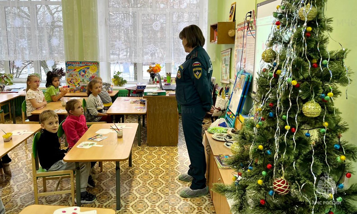 В преддверии новогодних каникул спасатели обучили юных жителей Новомосковска, Одоева и Арсеньева правилам безопасности