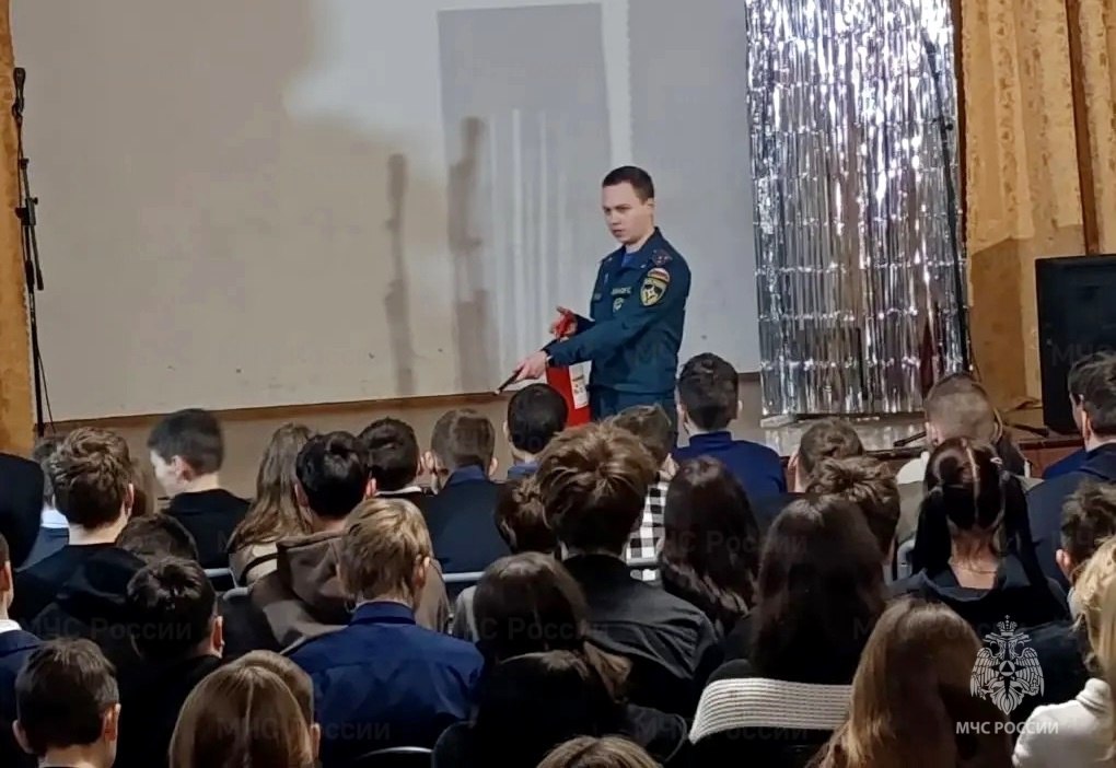 В преддверии новогодних каникул спасатели обучили юных жителей Новомосковска, Одоева и Арсеньева правилам безопасности В преддверии новогодних каникул спасатели обучили юных жителей Новомосковска, Одоева и Арсеньева правилам безопасности