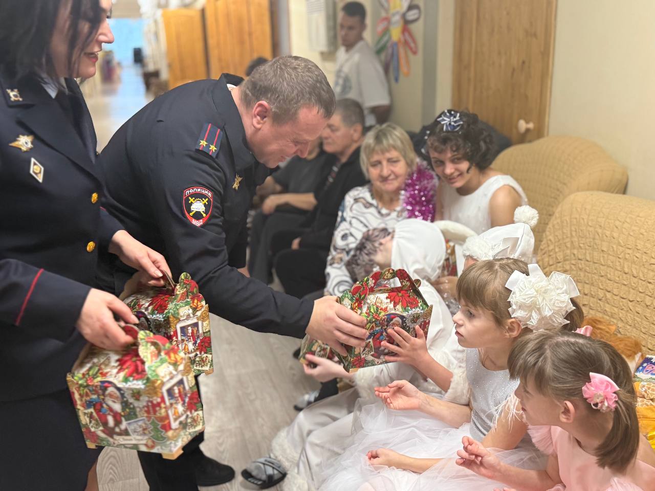 В рамках акции «Полицейский Дед Мороз» сотрудники Госавтоинспекции Тульской и Курской области посетили подшефный детский дом В рамках акции «Полицейский Дед Мороз» сотрудники Госавтоинспекции Тульской и Курской области посетили подшефный детский дом