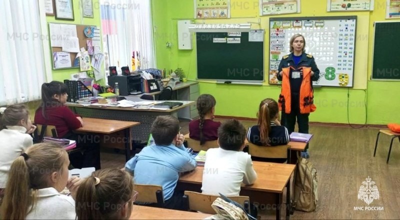 Об опасности выхода на лед водоемов детям напомнили сотрудники МЧС России Об опасности выхода на лед водоемов детям напомнили сотрудники МЧС России