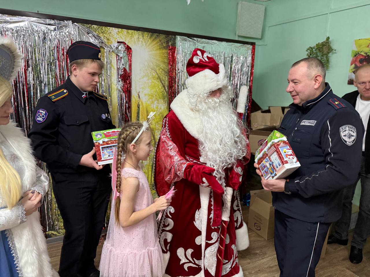 В рамках акции «Полицейский Дед Мороз» сотрудники Госавтоинспекции Тульской и Курской области посетили подшефный детский дом В рамках акции «Полицейский Дед Мороз» сотрудники Госавтоинспекции Тульской и Курской области посетили подшефный детский дом