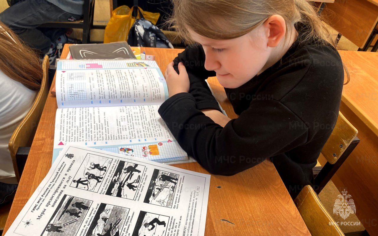 Об опасности выхода на лед водоемов детям напомнили сотрудники МЧС России Об опасности выхода на лед водоемов детям напомнили сотрудники МЧС России