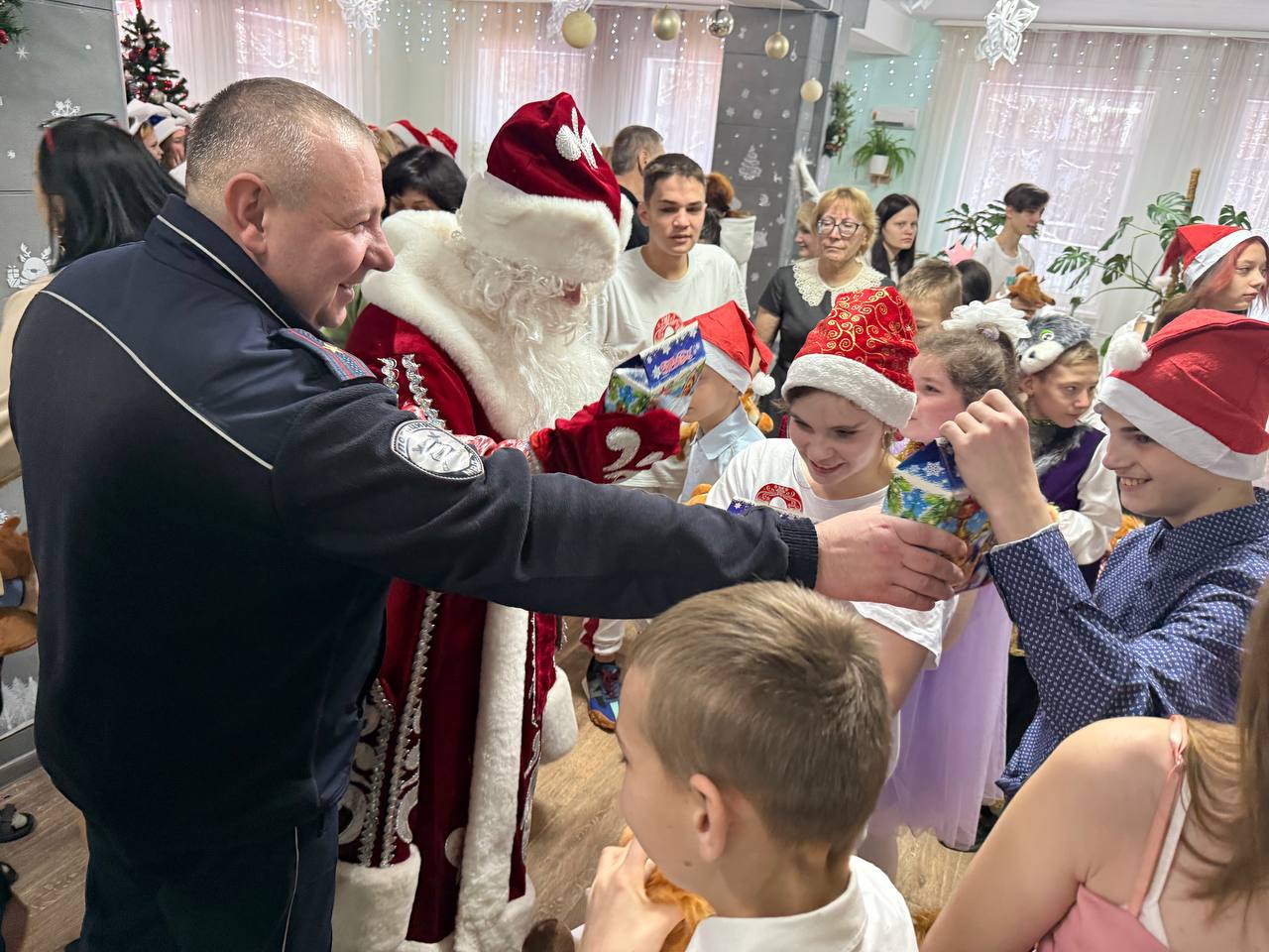 В рамках акции «Полицейский Дед Мороз» сотрудники Госавтоинспекции Тульской и Курской области посетили подшефный детский дом В рамках акции «Полицейский Дед Мороз» сотрудники Госавтоинспекции Тульской и Курской области посетили подшефный детский дом