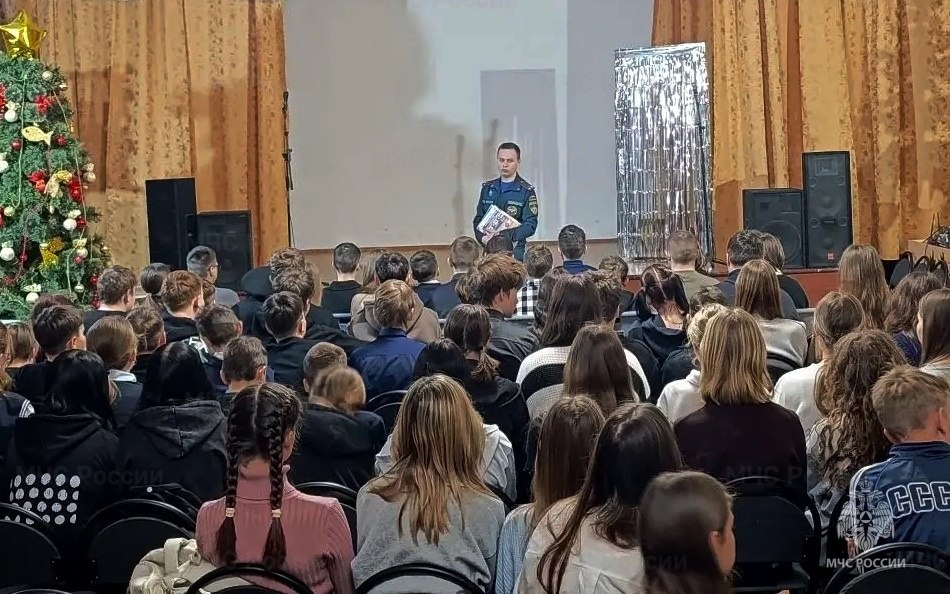 В преддверии новогодних каникул спасатели обучили юных жителей Новомосковска, Одоева и Арсеньева правилам безопасности В преддверии новогодних каникул спасатели обучили юных жителей Новомосковска, Одоева и Арсеньева правилам безопасности