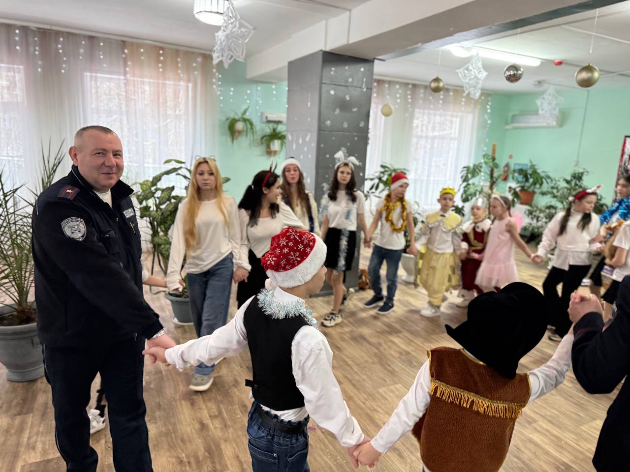 В рамках акции «Полицейский Дед Мороз» сотрудники Госавтоинспекции Тульской и Курской области посетили подшефный детский дом В рамках акции «Полицейский Дед Мороз» сотрудники Госавтоинспекции Тульской и Курской области посетили подшефный детский дом