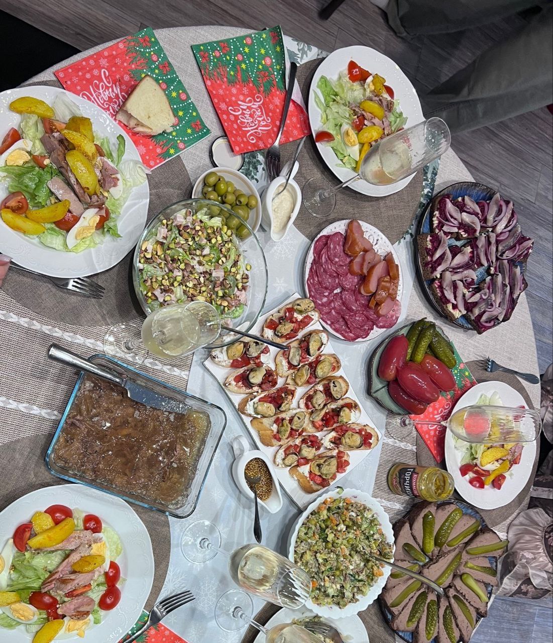 Хозяйки на низком старте. А наш опрос "Без чего вы не представляете новогодний стол здесь