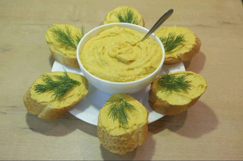 Быстрая и вкусная закуска из сельди: удивите гостей за считанные минуты