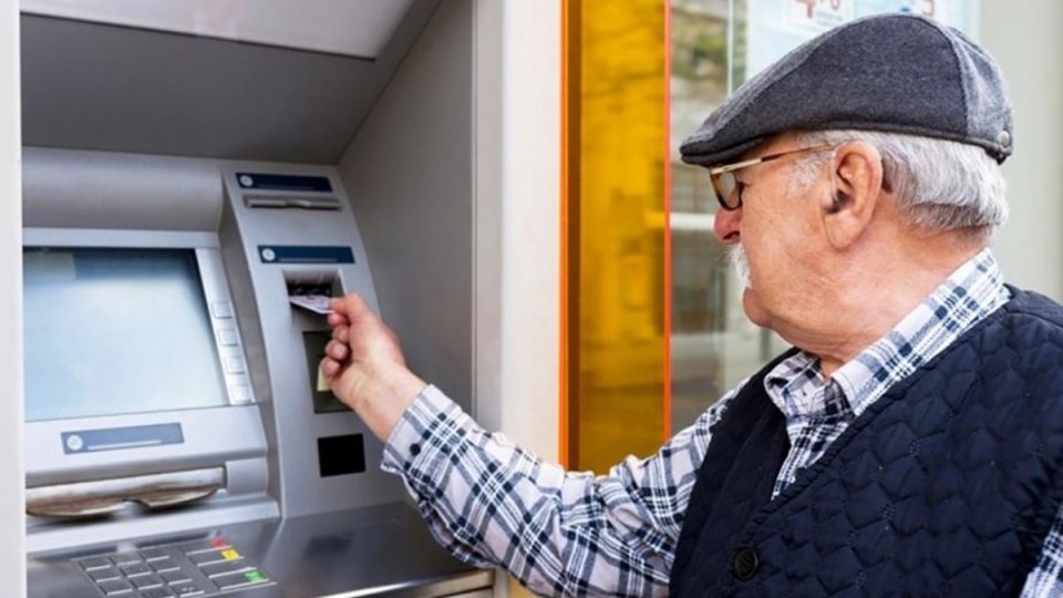 Почему пенсионерам стоит снимать пенсию с карты сразу: разбираемся в рекомендациях экспертов
