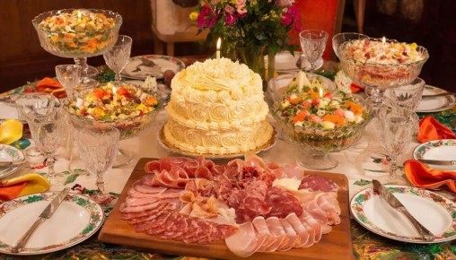 Салаты, блюда национальной кухни и пирожные с кремом: стало известно, какие блюда в тульских общепитах стали причиной обращения в больницу с признаками кишечной инфекции