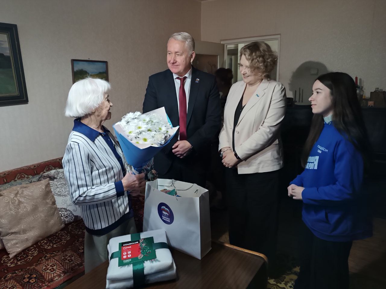 По всей стране активисты и сторонники Единой России организуют праздничные мероприятия и дарят подарки По всей стране активисты и сторонники Единой России организуют праздничные мероприятия и дарят подарки