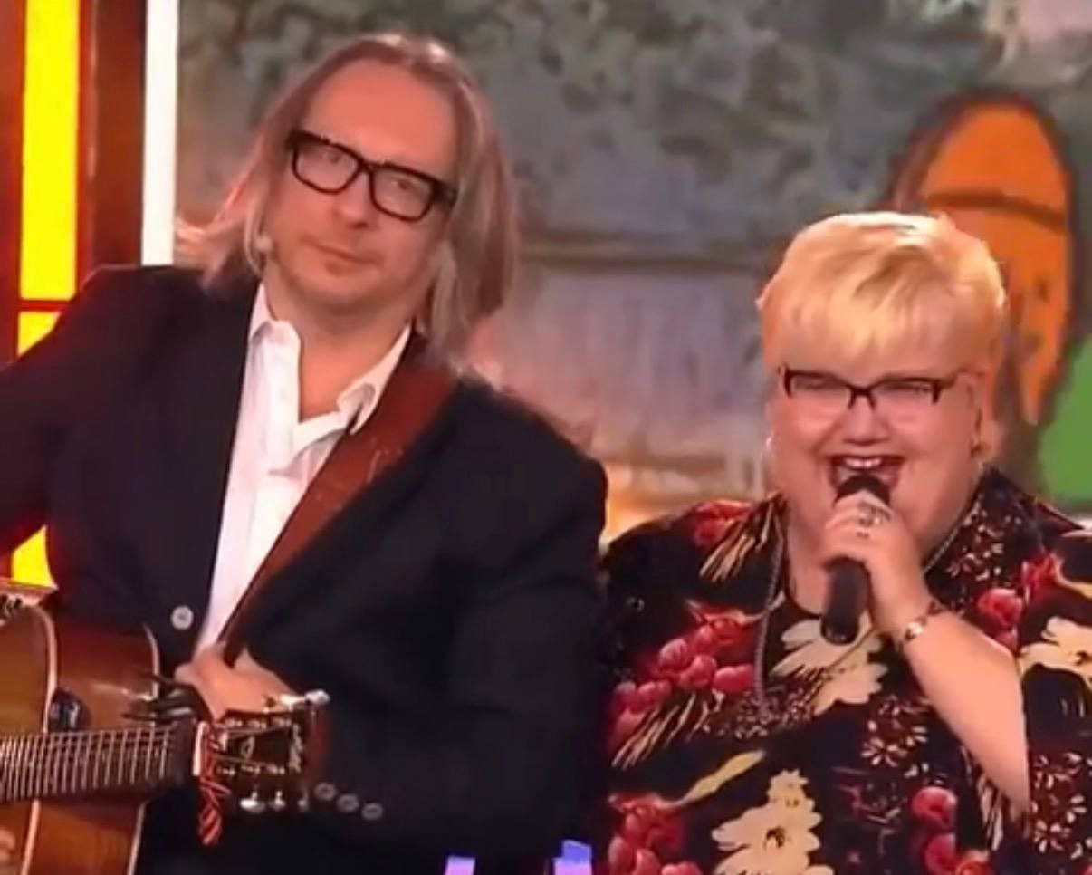 Земский работник культуры из Одоевского района Марина Суханова стала героиней вечернего шоу «Песни от всей души» на телеканале «Россия 1»