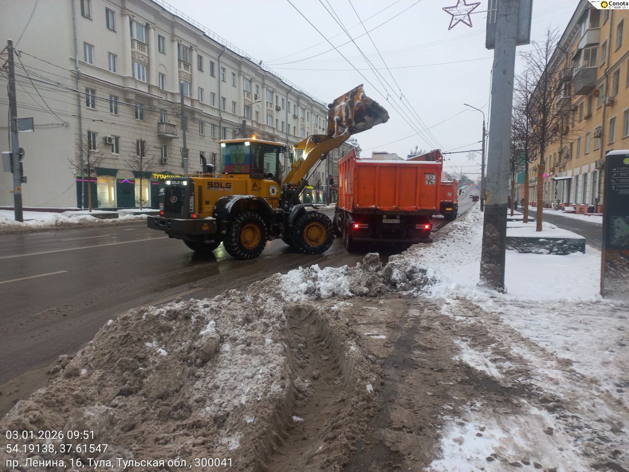 Сотрудники ООО «Спецавтохозяйство» устраняют последствия сильного снегопада, который обрушился на Тулу Сотрудники ООО «Спецавтохозяйство» устраняют последствия сильного снегопада, который обрушился на Тулу