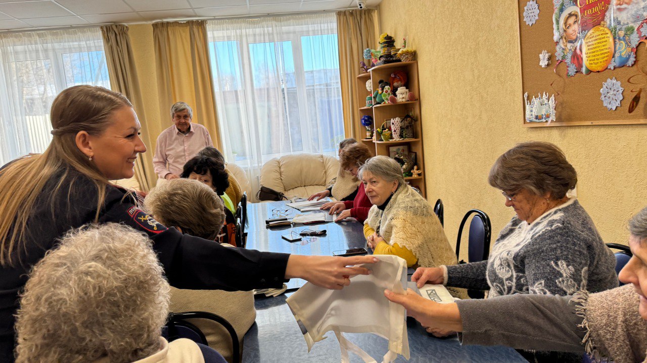 В Суворовском районе Тульской области автоинспекторы напомнили о дорожной безопасности в темное время суток пожилым людям В Суворовском районе Тульской области автоинспекторы напомнили о дорожной безопасности в темное время суток пожилым людям