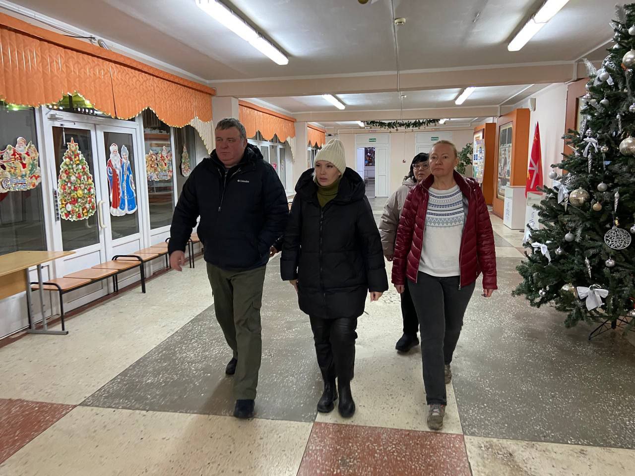 Илья Беспалов: Одновременно с началом работы оперативных служб на месте обнаруженных обломков БПЛА на ул. Свободы администрацией города был организован ПВР для жителей в подразделении Центра образования 27.