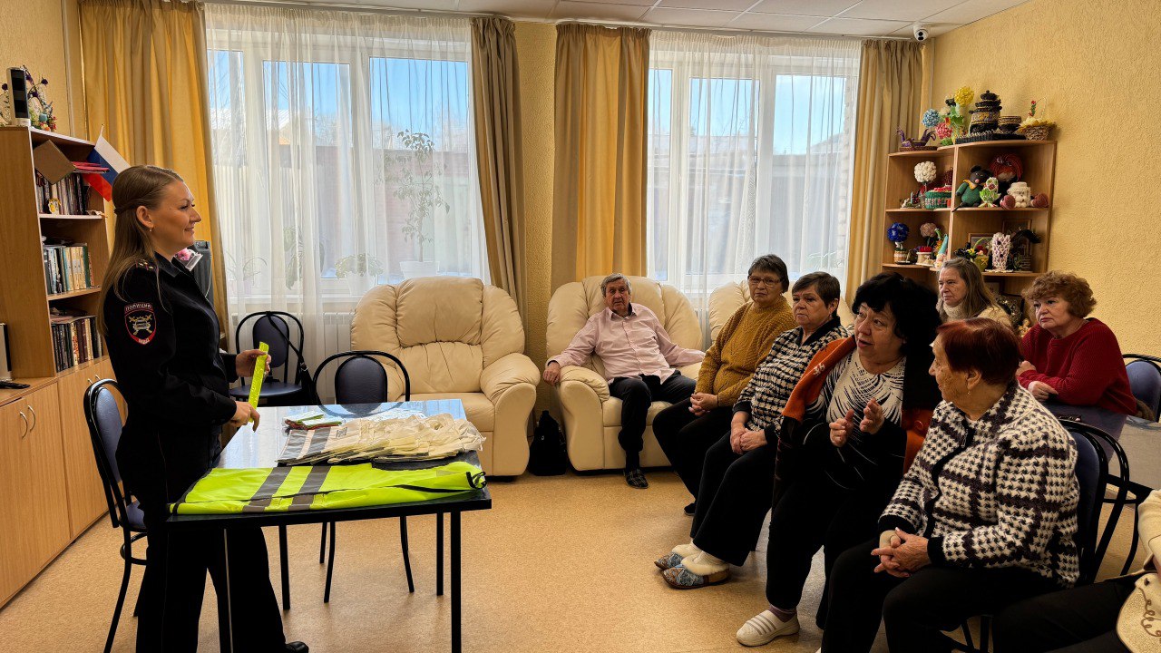 В Суворовском районе Тульской области автоинспекторы напомнили о дорожной безопасности в темное время суток пожилым людям В Суворовском районе Тульской области автоинспекторы напомнили о дорожной безопасности в темное время суток пожилым людям