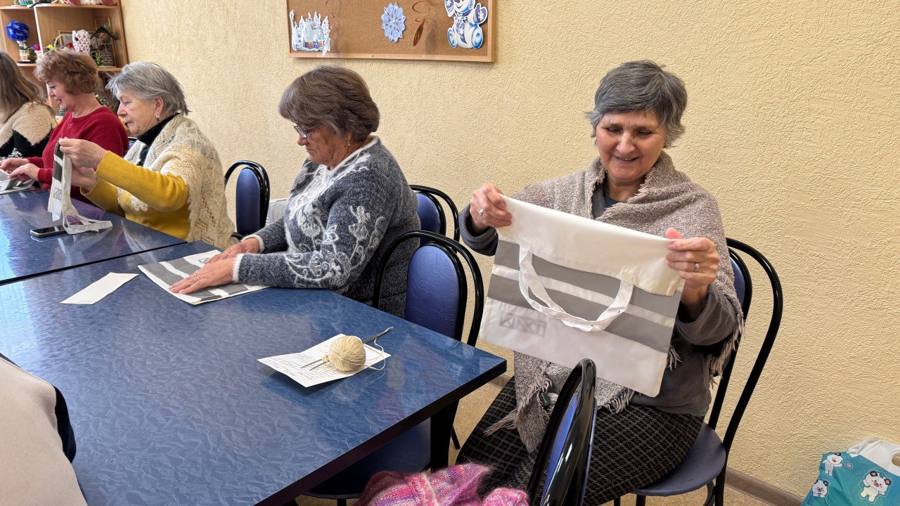 В Суворовском районе Тульской области автоинспекторы напомнили о дорожной безопасности в темное время суток пожилым людям