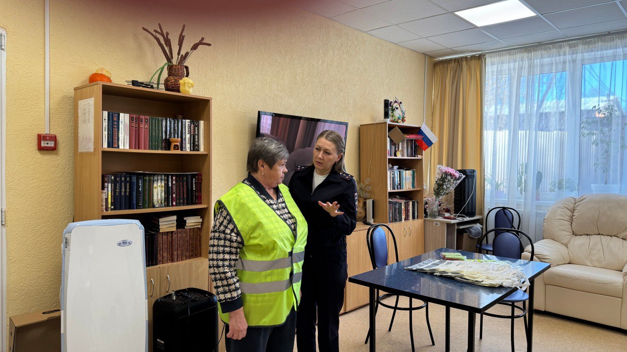 В Суворовском районе Тульской области автоинспекторы напомнили о дорожной безопасности в темное время суток пожилым людям В Суворовском районе Тульской области автоинспекторы напомнили о дорожной безопасности в темное время суток пожилым людям